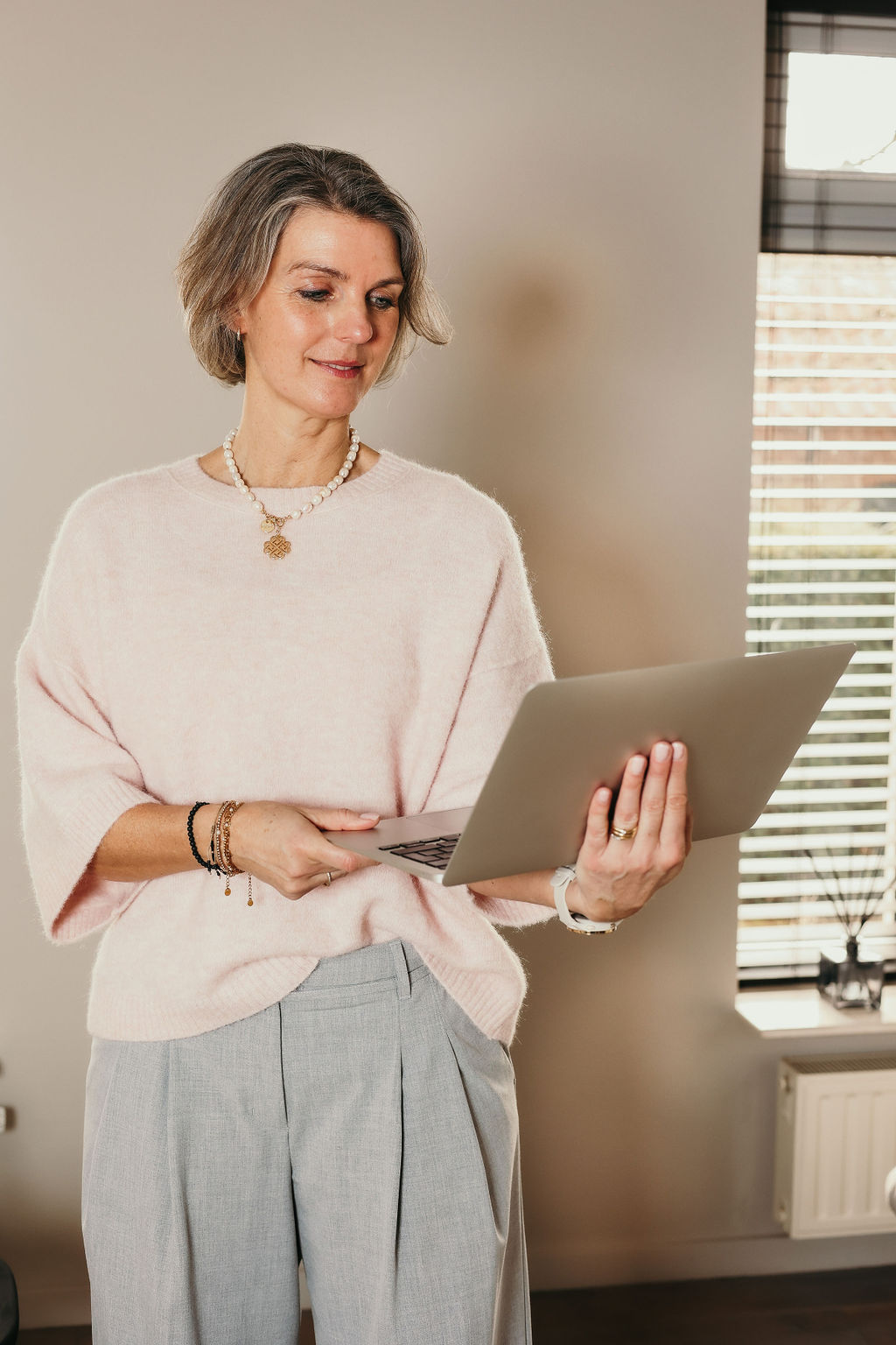 Dianne Verkerk – loopbaancoach en HR-adviseur aan het werk met laptop, gericht op online coaching, re-integratie na kanker en persoonlijke ontwikkeling.