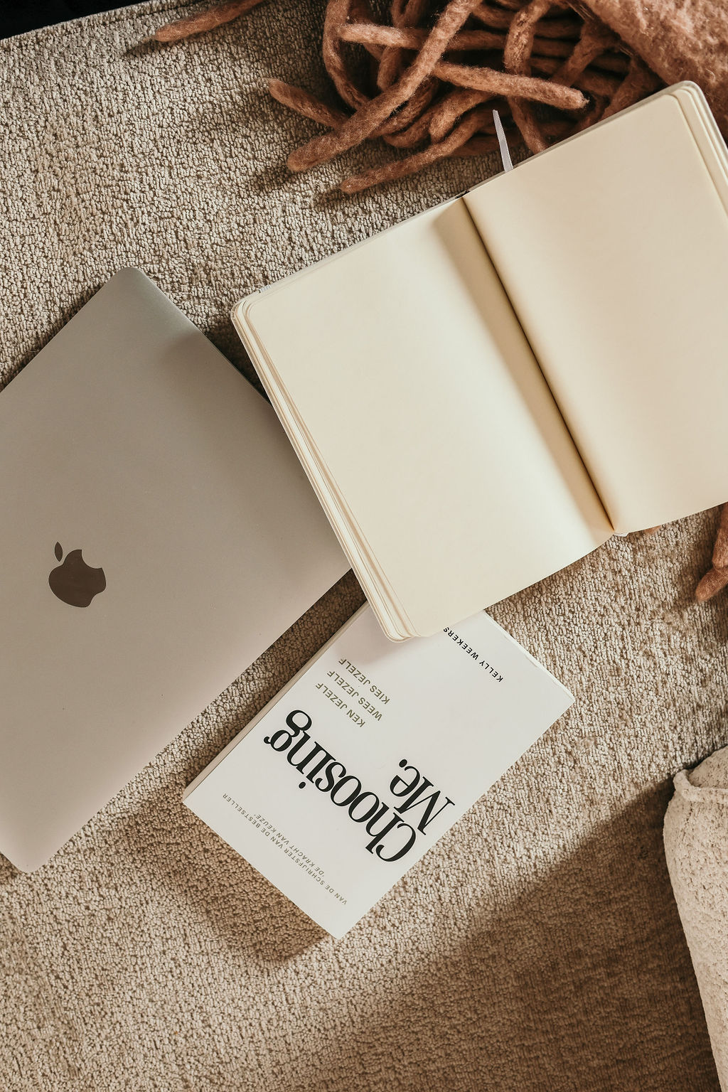 Dianne Verkerk Werksetting met laptop, notitieboek en het boek ‘Choosing Me’ – symbool voor reflectie, zelfontwikkeling en loopbaancoaching bij Dianne Verkerk.