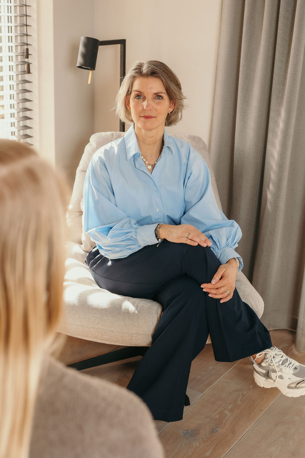 Loopbaancoach en HR-professional Dianne Verkerk in gesprek tijdens een coachsessie over re-integratie, persoonlijke groei en balans in werk en leven.