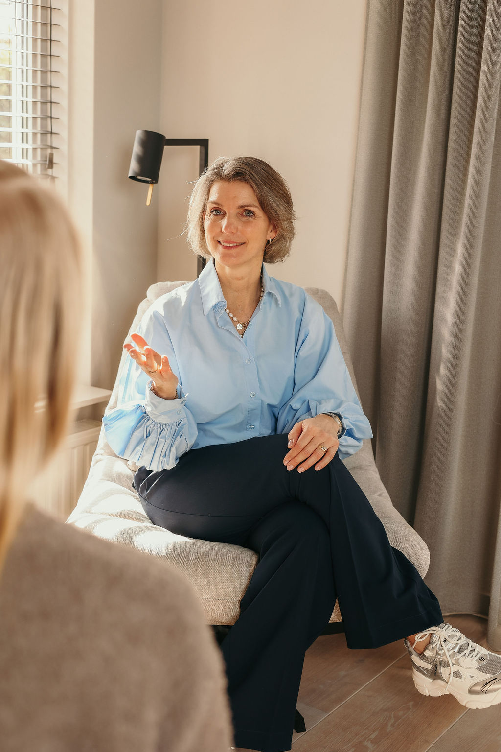 Dianne Verkerk Dianne Verkerk – loopbaancoach in gesprek tijdens een individuele sessie, gericht op zelfinzicht, werkplezier en balans in je carrière.