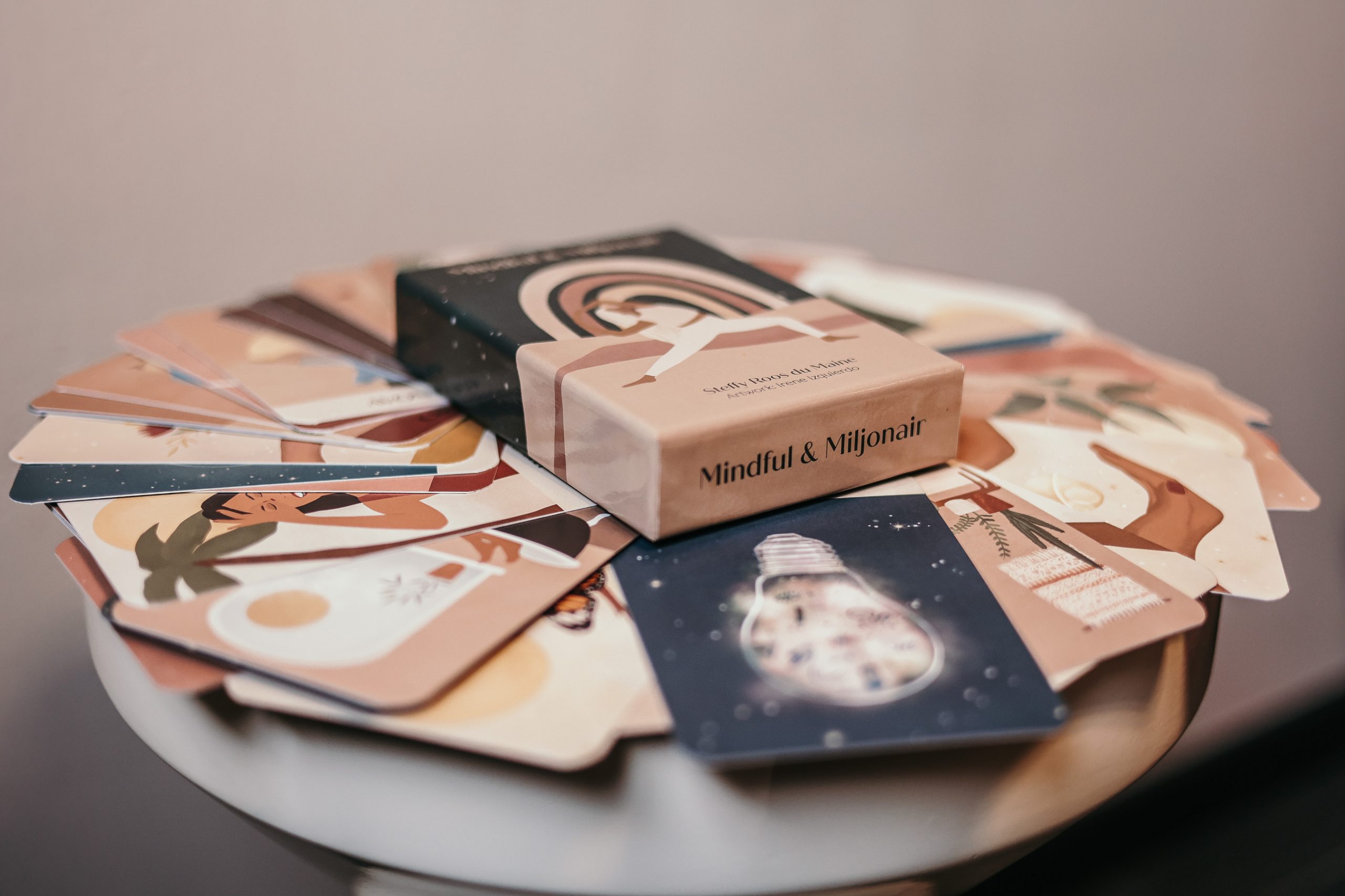 Dianne Verkerk Mindful & Miljonair kaartenset op een tafel – inspiratiekaarten voor zelfreflectie, mindset en coaching, gebruikt in de praktijk van Dianne Verkerk.