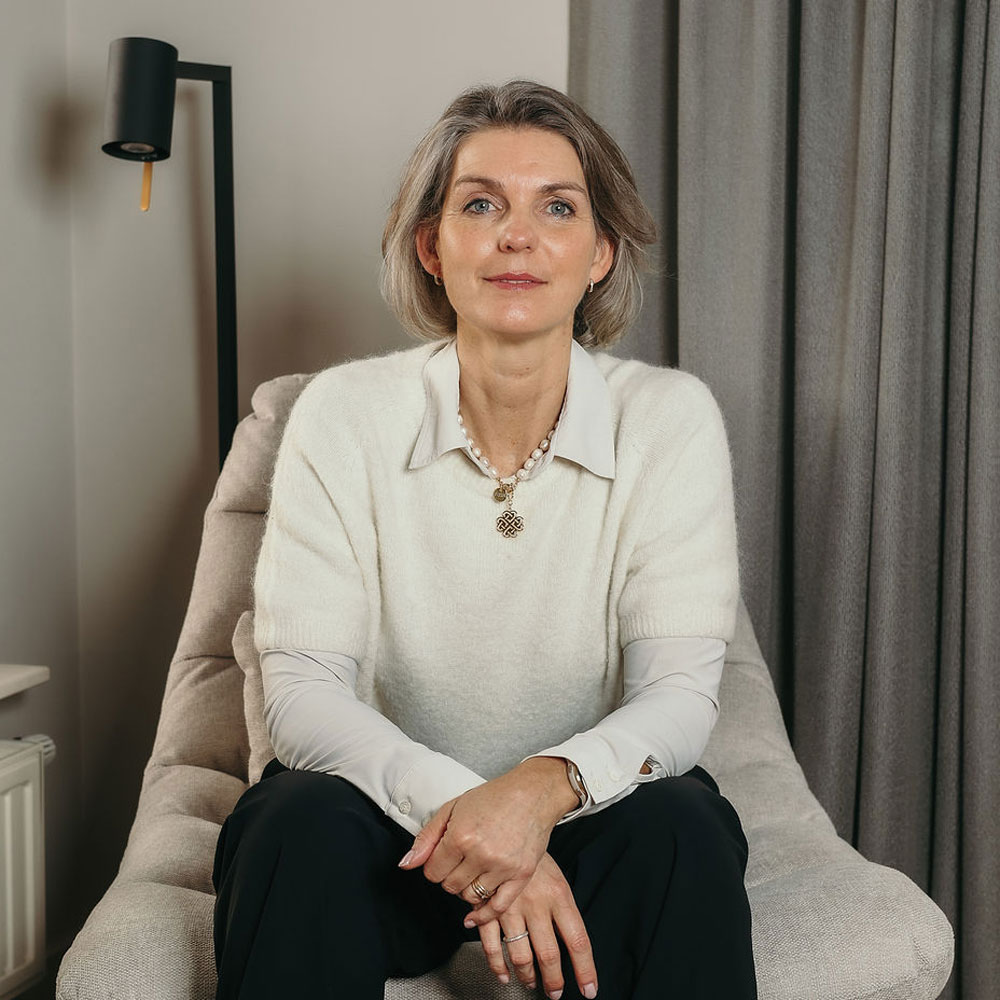 Dianne Verkerk Coach Dianne Verkerk zittend in een rustige ruimte, symbool voor haar persoonlijke en professionele reis van HR-consultant naar specialist in re-integratie na kanker.