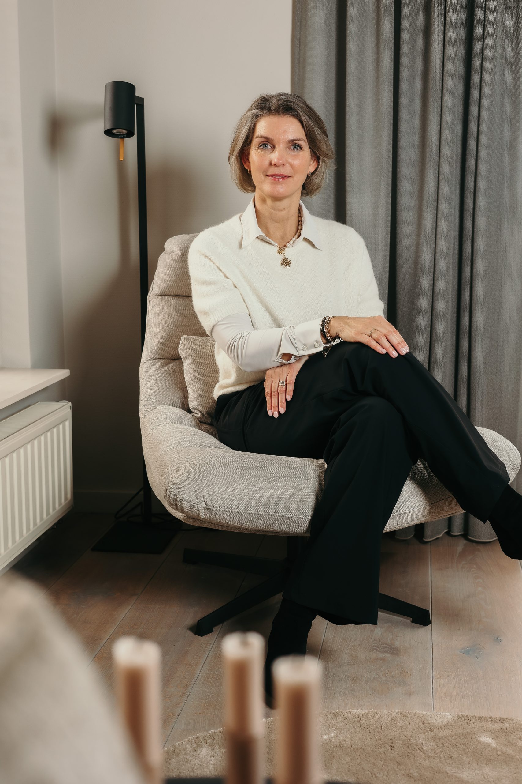 Dianne Verkerk Dianne Verkerk – loopbaancoach en sparringpartner voor zelfbewuste keuzes, zittend in een rustige coachruimte waar balans, richting en werkgeluk samenkomen.